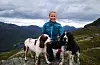 Skal Anne Berit Skipevåg Tveit unna seg noko ekstra, blir det gjerne ein fjelltur i lag med hundane. Foto: Privat