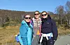 Elin Færaas, Kari L. Hunsvedt og Kjersti Sørbotn var glade i det fine vêret på laurdag.Foto: Kristina Haugen Moe
