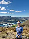 Leo (snart 9 år) på veg heim frå fjelltur på Kåtanuten 534 meter over havet. Foto: Silja Grønnestad-Lunde