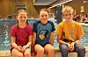 Gøy og lærerikt i bassenget. Frå venstre Karen Blikra Ohm (9), Camilla Nordtveit Vestre (9) og Øyvind Lea-Koltveit (10), alle frå Vats, har vore med i svømmeklubben i bygda i tre år.Foto: Irene Mæland Haraldsen
