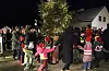Gang rundt juletreet høyrer med. Her frå julegateopning i Ølen i 2023.Arkivfoto: Irene Mæland Haraldsen
