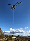 Her blir materialet til gapahuken levert på Varleitet med helikopter. Foto: Privat