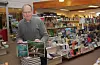 Bøker signert lokale forfattarar var blant bestseljarane til Torger Ohm ved Ølen Bok og Papir.Foto: Irene Mæland Haraldsen