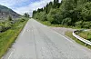 Krysset på høgre siden av vegen vil ifølgje Vegvesenet sin plan bli stengt når dei i praksis byggher ny veg forbi staden i samband med Gul stripe»-prosjektet sitt. FOTO: GOOGLE STREET VIEW