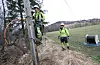 Montørane Iben André Johnsen Skogen og Kristoffer Grønstad får ny arbeidsgivar når BKK overtar arbeidsstokk, nett og bygningar frå Etne Elektrisitetslag. Her i arbeid med ein fiberkabel på Rygganeset i Etne. Foto: Jon Edvardsen