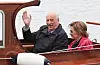 Kong Harald og dronning Sonja kom i båt frå Kongeskipet då dei skulle besøkje Randaberg kommune i Rogaland onsdag. Foto: Lise Åserud / NTB / NPK
