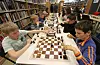 Albert Rafdal og Karolis Morkonas konsentrert i eit parti sjakk under turneringa i Etne. Mange unge brukar biblioteket til å spele sjakk etter skuletid. Foto: Jon Edvardsen