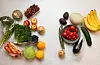 Lær deg forskjellen på kvar frukt og grønt bør lagrast. Varene til venstre bør liggje i kjøleskapet, medan dei til høgre bør liggje på benken. Foto: Opplysningskontoret for frukt og grønt