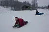 Rundt fjellstova er det mogeleg å ta seg ein tur på akebrettet. Anna Løhaugen (6) og André Løhaugen (3) koste seg i akebakken før nyttår.Foto: Irene Mæland Haraldsen