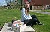 Starta innsamlingsaksjon. Matilde Hustveit (19) har eit spesielt ønske til bursdagen sin dette året. Ho brenn sterkt for at barna ho møtte på ein skuletur til Korosten skal ha tilgang til skrivesaker og anna nyttig utstyr til si utdanning. Her sit ho med skrivesaker gitt av barnehagen i Skjold. Foto: Sirianne Vikestad