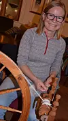Anne Håheim har fått taket på spinninga. Det ser lekande lett ut der ho tilfører ull frå sine eigne angora kaniner, og spinn tynn og fin kvit tråd inn på spolen.
