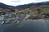 Heile området frå Bjoavegen til fjorden i Ølensvåg sentrum er planlagt til bustader, næring, forretning og kontor. Elva midt i bildet er planlagt retta opp og flytta lenger mot nord (til høgre). Vika i bildet er alt fylt igjen. Området til høgre for elva er planlagt til småhus, fiskeplass, badeplass og badehus med sanitæranlegg. Foto: Omega AS