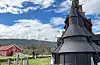 Heddal Låvekyrkje ligg rett over vegen frå Heddal stavkyrkje i Telemark. Foto: Heidi Molstad Andresen / NPK