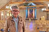 Smed Halvor Sisjord har laga ein tru kopi av lysekrona frå Heddal stavkyrkje som i dag heng på Oldtidssamlinga i Oslo, fortel Arne Sukke. Foto: Heidi Molstad Andresen / NPK