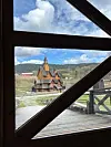 Frå brua til Låvekyrkja ser eit rett bort på Heddal stavkyrkje. Foto: Heidi Molstad Andresen / NPK