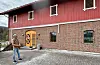 Heddal Låvekyrkje rommar også verkstad, garasjar og kvilerom for dei tilsette ved kyrkjegarden. Foto: Heidi Molstad Andresen / NPK