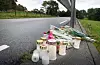 Mange la ned ned blomar og tente lys på ulykesstaden i Time. Tysdag blir det arrangert kortesje forbi staden, for å heidre den omkomne Tobias Sævareid Tesdal frå Etne.FOTO: FREDRIK REFVEM, STAVANGER AFTENBLAD