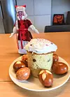 Til feiring av ortodoks påske høyrer dette til: Heimelaga tøydukke, kake og dekorerte egg.FOTO: PRIVAT