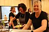 Hanne Elin Skree og Sissel Wollertsen har det travelt med å servera middag.Foto: Irene Mæland Haraldsen