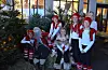 Litt frisk luft på skodespelerane mellom dei to førestillingane. F.v. Riana Sattler (9), Emma Dolkowska (9), Andrine Endresen (8), Eline Moe Rørtveit (11), Siri Ilstad (10), Vilde Skipevåg (11).