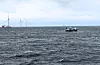 Fiskebåten Nesejenta passerer vindturbinane på Hywind Tampen i Nordsjøen. Fotograf: Anne Christine Utne Palm / HIUtne Palm / HI