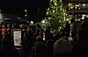Store og små møtte i hopetal for å sjå juletreet bli tent i Isvik.