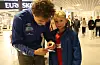 Odin Adolfsen (9) frå Etne sikrar seg autografen til Julius Eskesen.Foto: Irene Mæland Haraldsen