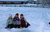 7 år gamle Liva Helen Haugen (t.v), Inger Klokkerstuen Wangensteen (7) og Runa Høyland Sævareid (7) bygger snøborg.