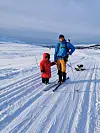 5 år gamle Elliot Welde Myklebust frå Haugesund og pappa Mikael halvvegs til Fjellstova som var målet.