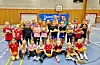 27 spelarar var samla på handballskulen. Bak frå venstre: Tiril Berge Opheim, Ella Hustveit, Johan Klungland Aaserud, Sara Susegg Berge, Ann Linnea Sørhus, Amalie Haukland Lunde, Ine Berge, Iben Olene Hovland og Karoline Klungtveit Andersen. Midten frå venstre: Vera Skogen Strand, Maren Eikedal Gravdal, Andrea Nilsen, Vilma Berge, Milla Haraldsen Åsbø, Hanna Hauge Stensland, Mille Hauge Christiansen, Aria Berge, Martin Vølstad Gundersen og Iver Vårvik Matre. Nede frå venstre: Helene Risøy, Live Berge, Julia Tvedt Haugland, Tiril Brandal Berge, Marie Hundhammer, Emrik Berge Opheim, Emilian Grindheim Toadalen og Saga Ljosnes Nærheim. FOTO: SVEIN-ERIK LARSEN