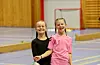 Andrea Nilsen (t.v.) og Vilma Berge hadde det kjekt på handballskulen. FOTO: SVEIN-ERIK LARSEN