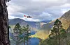 Helikopteret SAR Queen i aksjon i det bratte terrenget i Åkrafjorden under onsdagens redningsaksjon. Foto: Privat