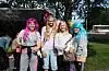 Anita Vaka Åsheim (12), Victoria Haaranes Lund (13), Sina Marie Eljarvik (12), og Emilie Egberg (12) frå Skånevik kikka på det marknaden hadde for sal torsdag ettermiddag.FOTO: ØYSTEIN BIRKENES