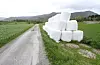 Plast fra rundballer sår for storparten av plasten som er i elvar her i landet. ILLUSTRASJONSFOTO