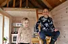 Herman (4) og Johan (6) er eldst i søskenflokken på garden. Her er dei i leikehytta som pappa Jostein har bygd.