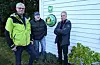 Ole Funderud (t.v.) og Ragnvald Larsen hang opp hjartestartaren i Skånevik i 2021. Året etter var den med på å redde Ole sitt eiga liv. Torkel Evenseth (t.h.) hadde også ein finger, for ikkje å snakke om to hender, med i spelet då Ole sitt liv blei berga.FOTO: TORSTEIN TYSVÆR NYMOEN