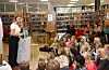Sommarles 2019 blei markert med feiring og fullt hus på Etne bibliotek. Skodespelar og forfattar Adele Lærum Duus deltok på lesefesten med å fortelja frå gamledagar då oldefar var doktor.Arkivfoto: Irene Mæland Haraldsen