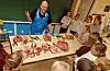 Elevane fekk eit godt innblikk i korleis kjøt blir til mat.FOTO: PRIVAT