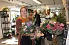 Liv Birthe Eliassen er er dagleg leiar i blomsterbutikken i Skånevik sentrum.Arkivfoto: Øystein Birkenes