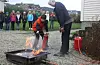 Brannøving er viktig. Sjettekalssingern Gabriel Petrovic ved Skjold skule fekk prøva seg på brannsløkking. Her under oppsyn av feiar Dag Nagel Alne.Foto: Irene Mæland Haraldsen