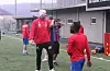 Ølen 2 i trening før sesongen, og Georg Kolnes frå trenarteamet(midt i bildet) ser fram til å bidra både på og utanfor banen. FOTO: MAGNE SKÅLNES