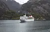 Eit sjeldan syn i Etne kommune. Cruiseskipet Braemar» svinga innom Åkrafjorden denne veka. Foto: Arne Frøkedal
