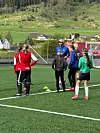FKH-assistentrenar Johannes Kvammen Kallevik med unge lokale spelarar. FOTO: PRIVAT