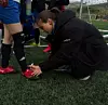 Solfrid Hetleflåt Bråthen skriv autografen sin på fotballskoen til ein av deltakarane. FOTO: PRIVAT