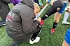 Kristine Hustveit Nybru skriv autografen sin på fotballskoen til ein av deltakarane. FOTO: PRIVAT