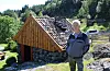Det var viktig for Trygve Sandvik (81) å få opp eldhuset slik det ein gong var.Foto: Heidi Berakvam