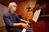 Heime på guterommet på Kaldheim har Erlend Løvgren Auestad plassert eit piano som han øver på når han er heime.