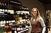Butikksjef Gerd Irene Kvamen Clausen ved Vinmonopolet sine utsal i Etne og Ølen merkar auka interesse for lette vinsortar og alkoholfritt.