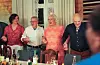 Agnar Naustdal (nr. 2 f.v.) er forsongar når forsamlinga dansar ringdans. Torunn Hetland (t.v.), Agnar Naustdal, Elin Arianson og Harald Hetland.