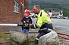 Viljar Kringlebotten Asheim (3) får prøva å spyla frå brannslange, saman med Svein Helge Ytrenes. FOTO: RAGNHILD KRISTINE LØKKEN